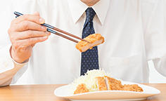 ビジネスパーソンに贈る健康メニュー体が〝焦げ〟る？ ランチの揚げ物、デスクの上の炭酸飲料が加速させる「糖化」
堀知佐子さん（第11回）