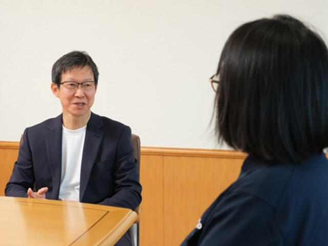 NTTドコモソリューションズ代表取締役社長の三ケ尻哲也と蛯沢文子選手