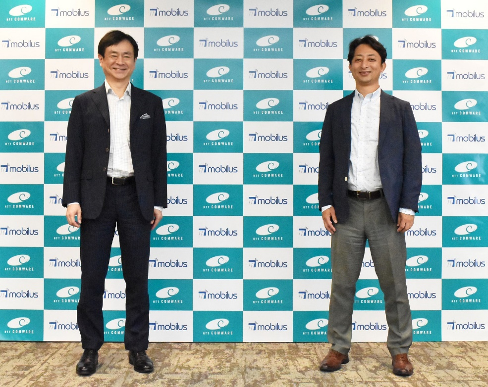 (左から)NTTコムウェア株式会社 取締役 桑名 正人、モビルス株式会社 代表取締役社長 石井 智宏